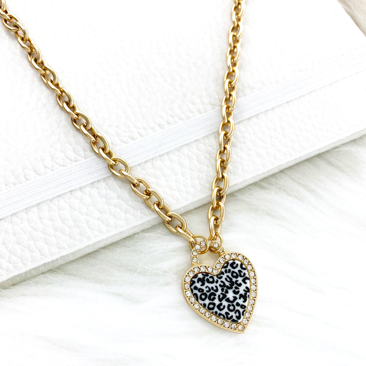 Women's Versatile Fashion Leopard Print Heart Acrylic Pendant Necklace